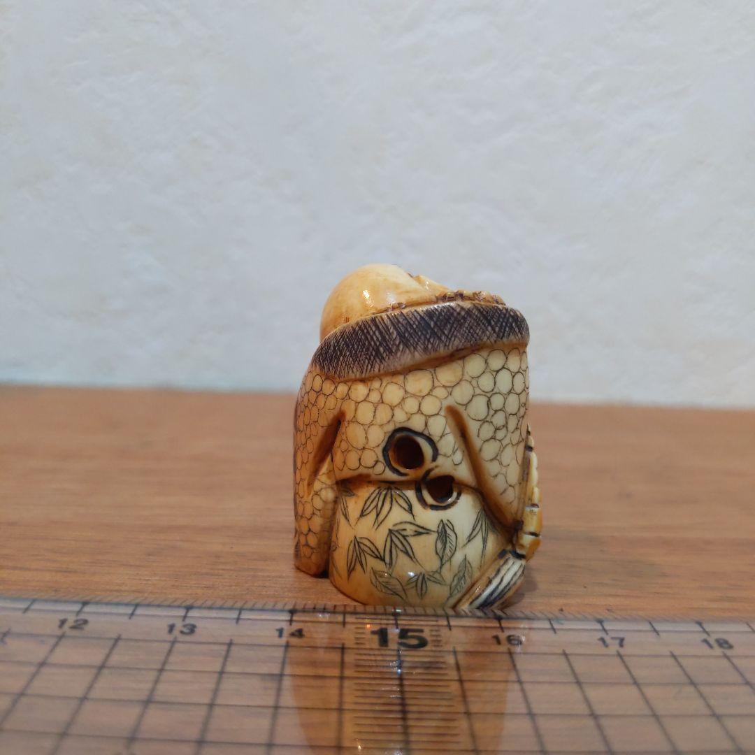 時代提物 人物根付 天然素材【首を傾げる小僧】高3.5cm 幅3cm 重さ24ｇ