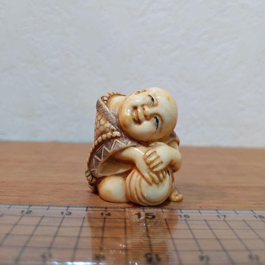 時代提物 人物根付 天然素材【首を傾げる小僧】高3.5cm 幅3cm 重さ24ｇ