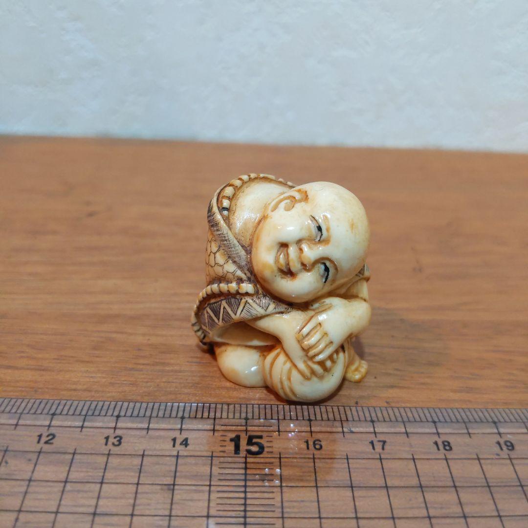 時代提物 人物根付 天然素材【首を傾げる小僧】高3.5cm 幅3cm 重さ24ｇ