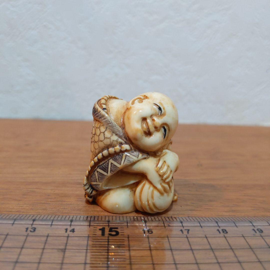 時代提物 人物根付 天然素材【首を傾げる小僧】高3.5cm 幅3cm 重さ24ｇ