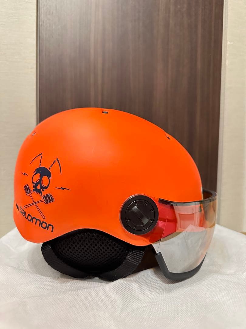 キッズ　スキー用ヘルメット　バイザー付き