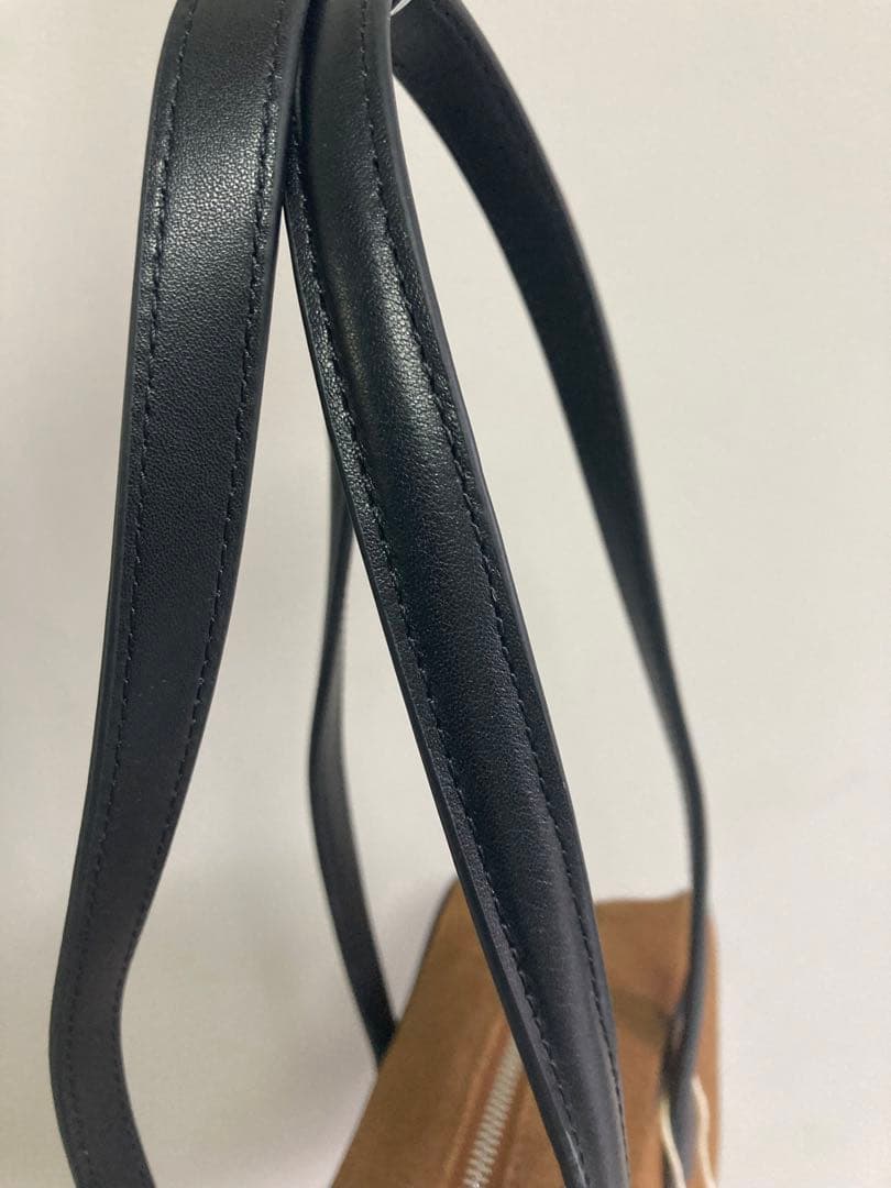 Tout Y Estブラウン トートバッグ