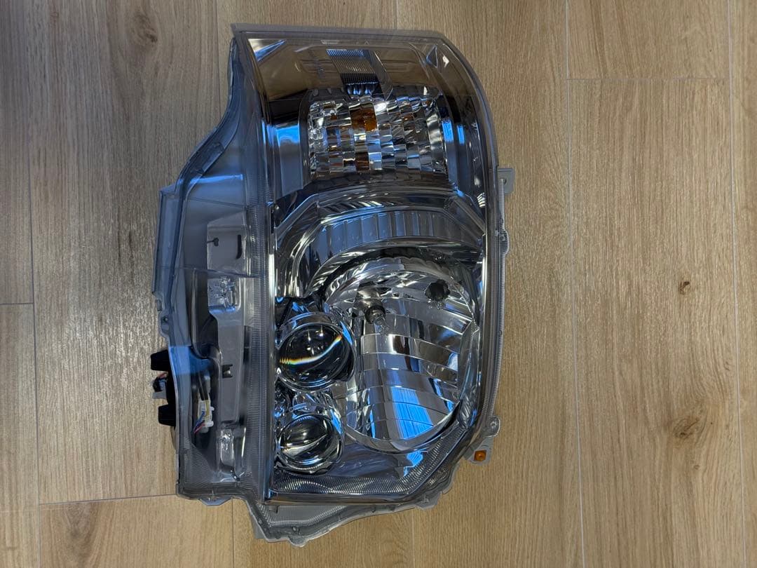 ハイエース　純正LEDヘッドライト