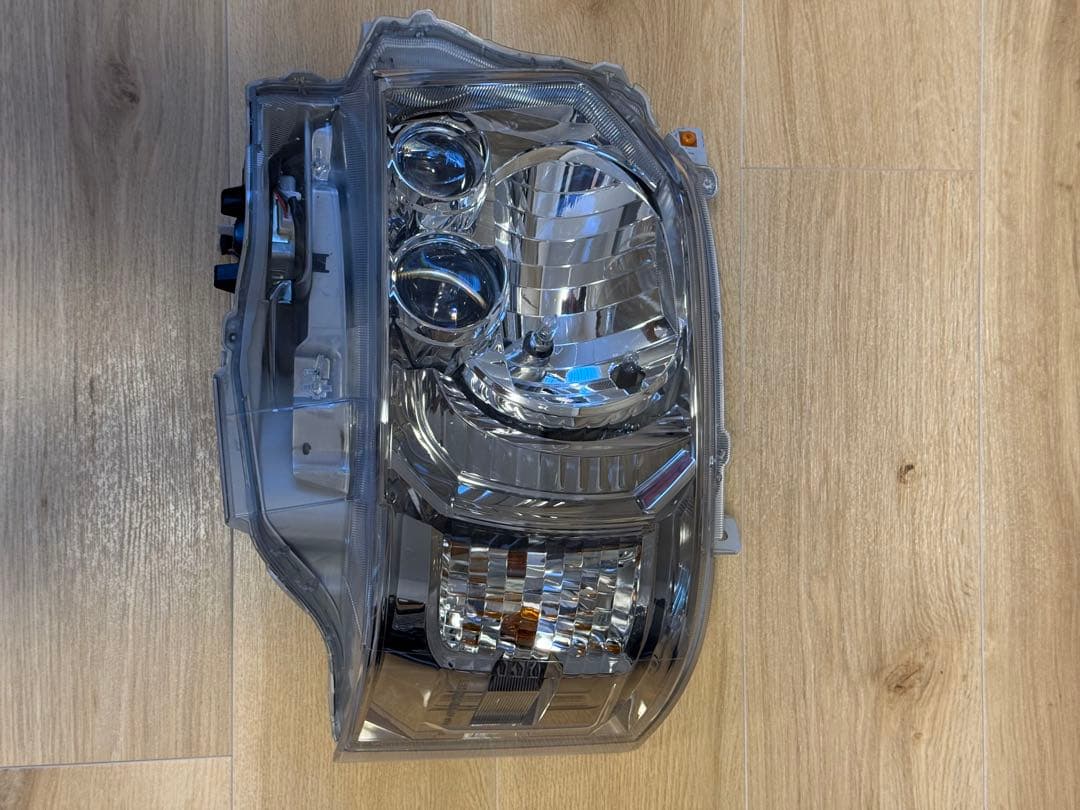 ハイエース　純正LEDヘッドライト