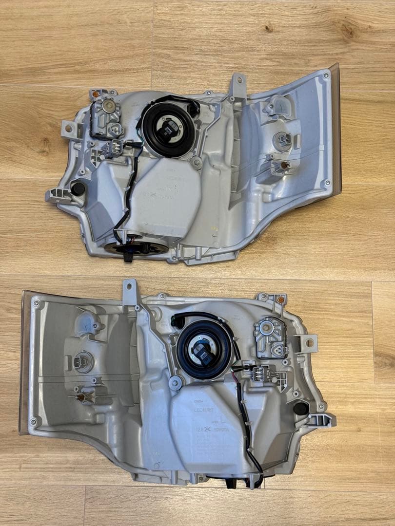 ハイエース　純正LEDヘッドライト