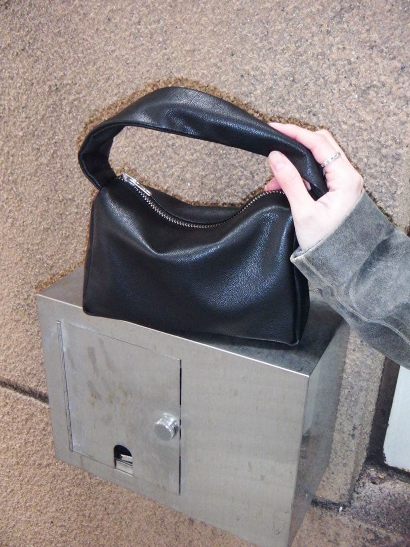 KEESE 黒 レザーショルダーバッグ ジップ Sサイズ ユニセックス