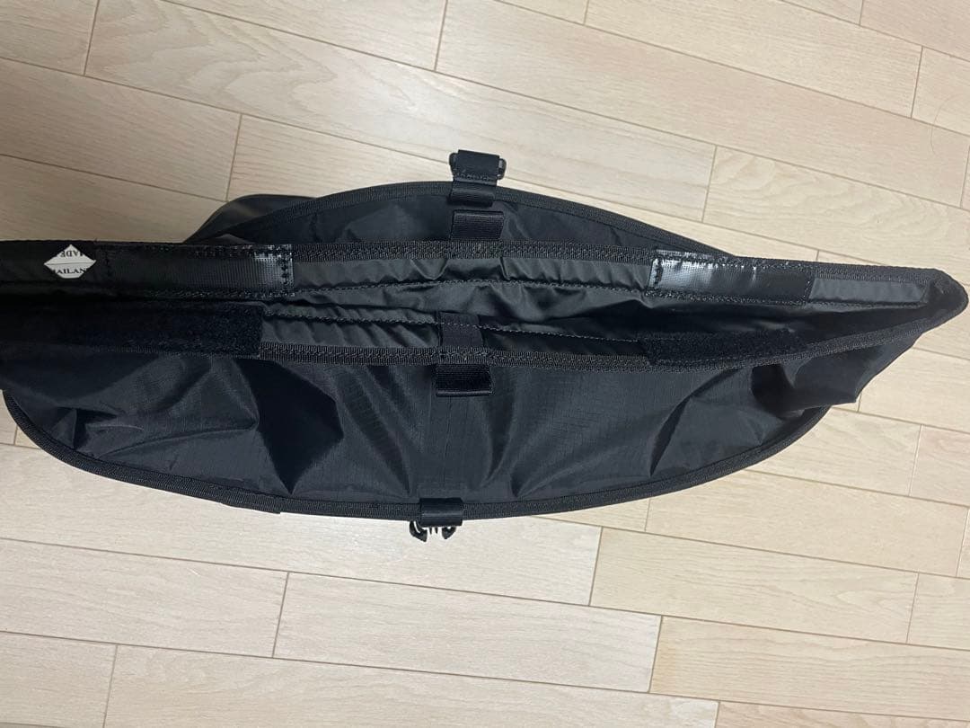 ブラック　クールなトートバッグ　ビジネス/タウンユース