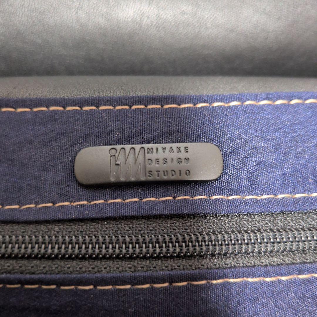 イッセイミヤケ ISSEY MIYAKE レザーショルダーバッグ 黒 本革