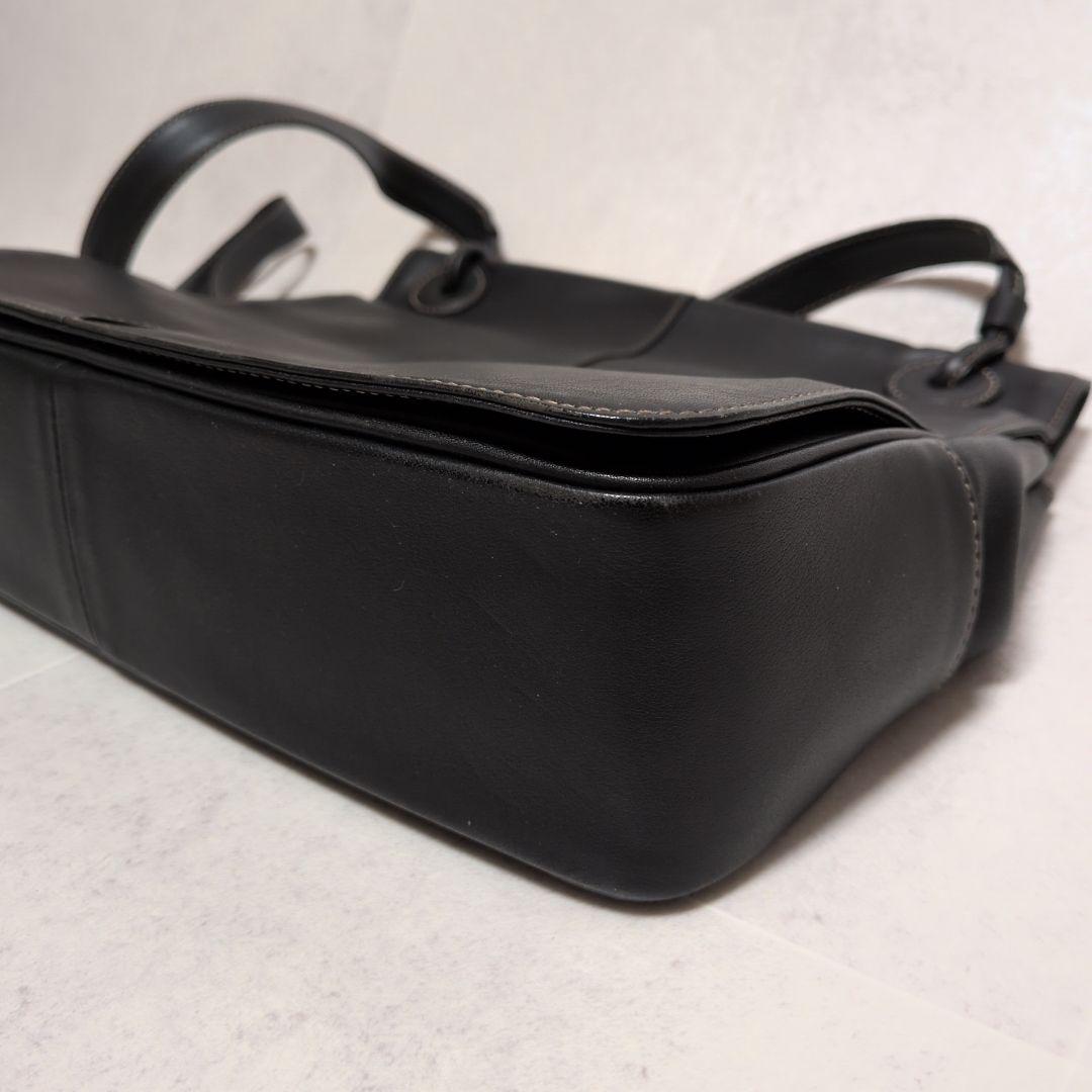 イッセイミヤケ ISSEY MIYAKE レザーショルダーバッグ 黒 本革