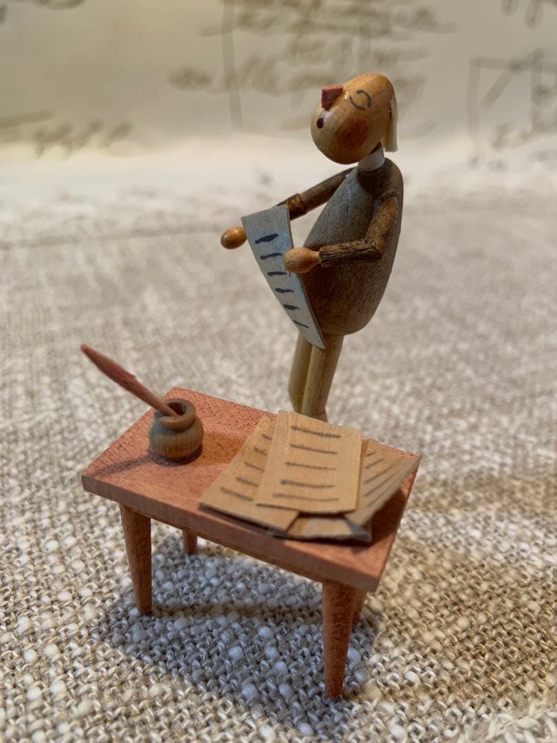 ドイツ製　木製人形　エルツ地方の珍しいユニークな文学者のお人形なんか可愛いです！