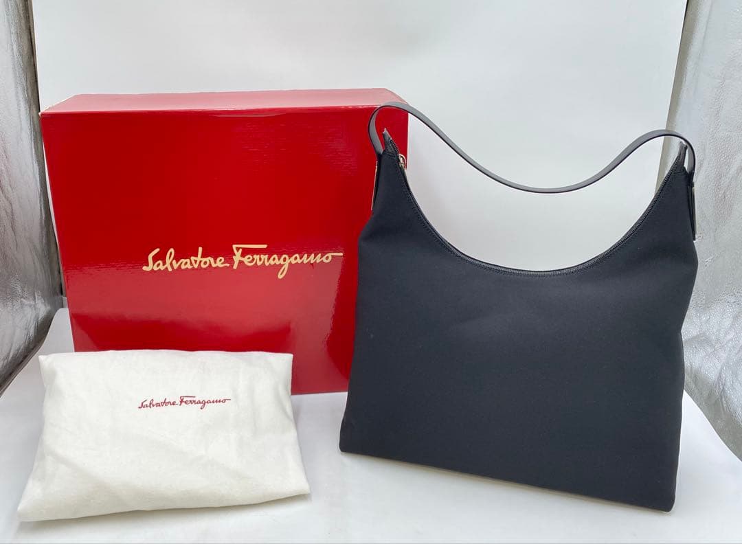 Salvatore Ferragamo フェラガモ ショルダーバッグ ブラック