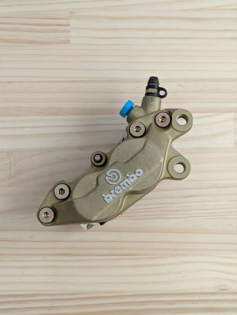 う*ん様 ブレンボ 4ポットキャリパー 穴ピッチ40ミリ 1個