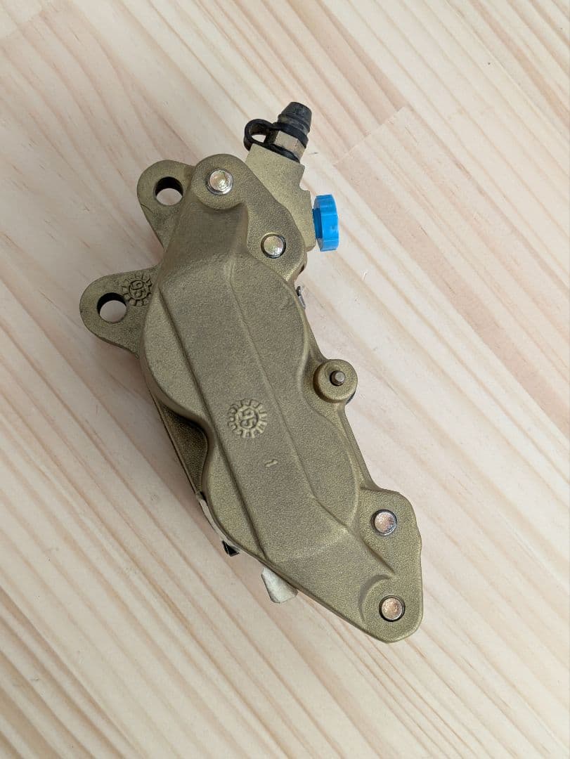 う*ん様 ブレンボ 4ポットキャリパー 穴ピッチ40ミリ 1個