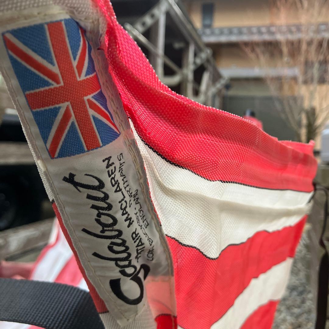 赤と白、青と白のガタパウトチェアセット