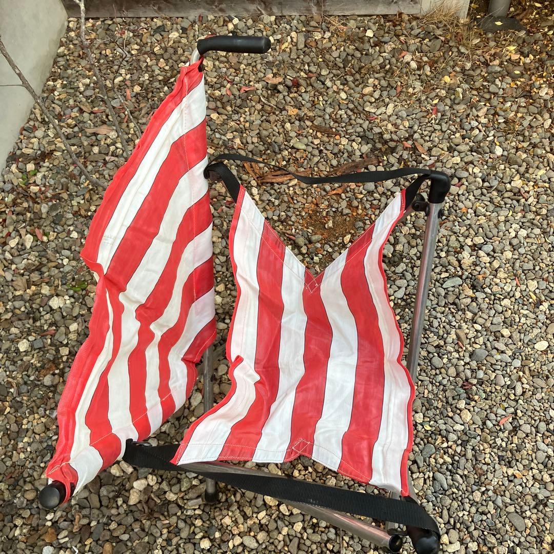 赤と白、青と白のガタパウトチェアセット