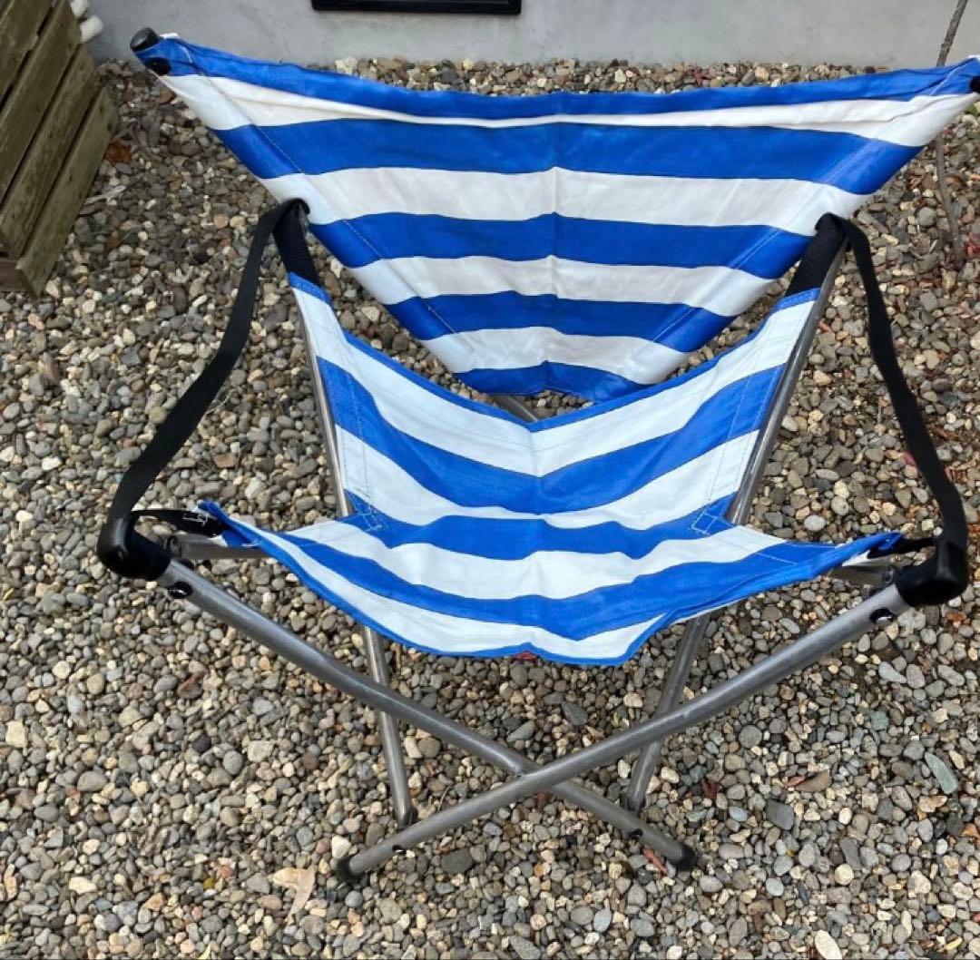 赤と白、青と白のガタパウトチェアセット