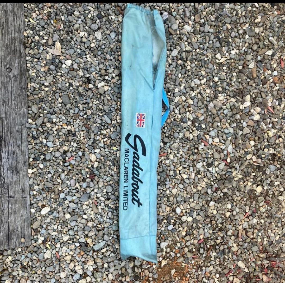 赤と白、青と白のガタパウトチェアセット