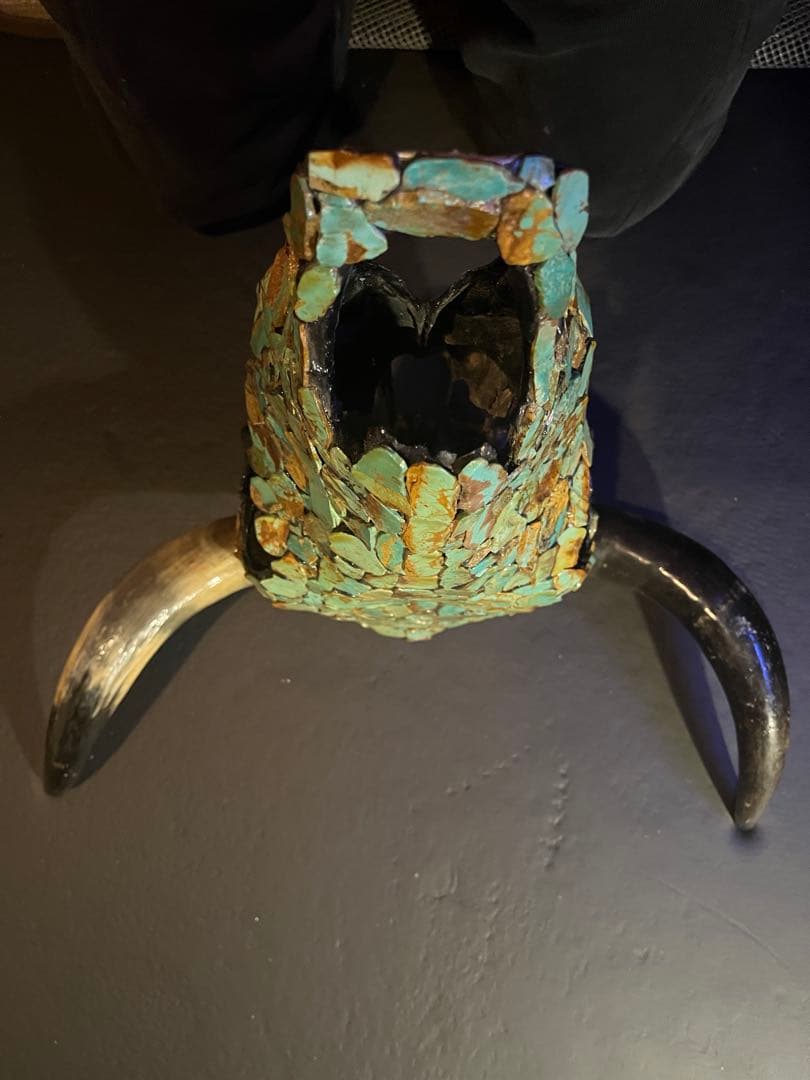 ネイティブアメリカン　牛の頭骨　ターコイズの装飾