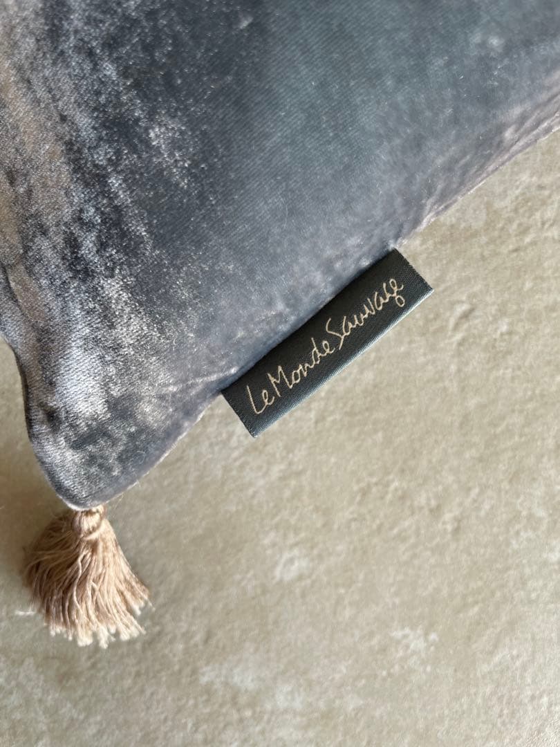 Le Monde Sauvage フリンジ付きベルベットクッション