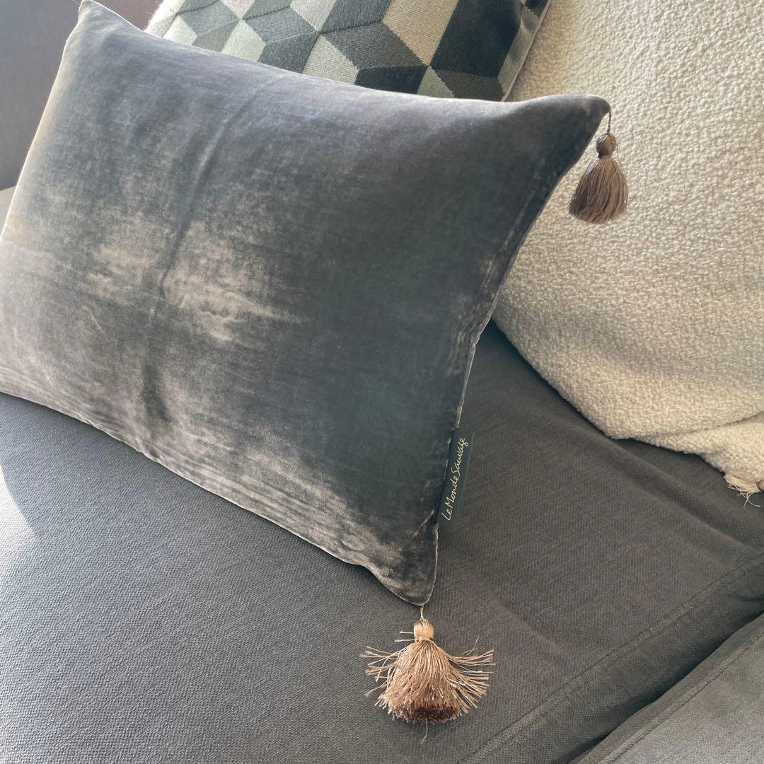 Le Monde Sauvage フリンジ付きベルベットクッション