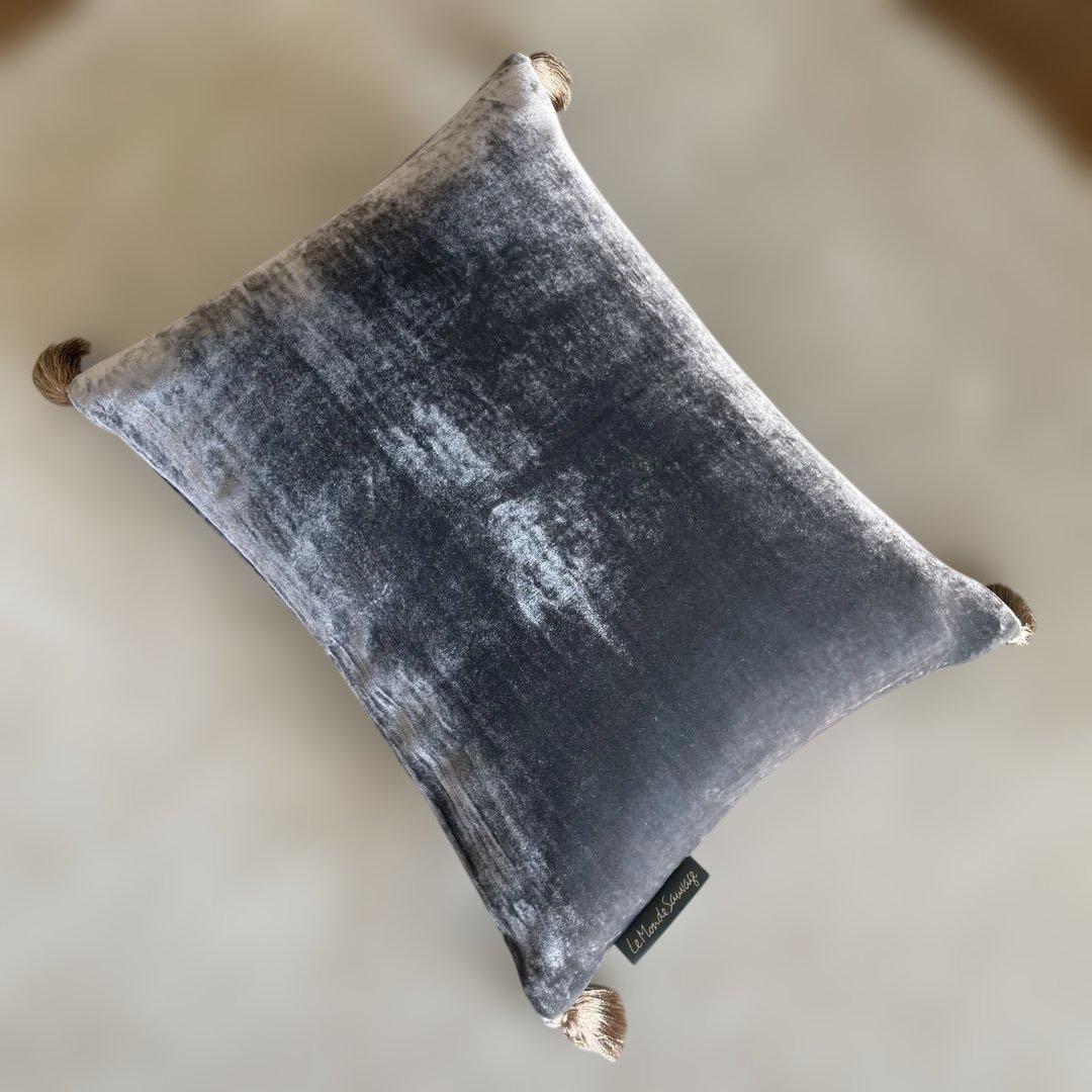 Le Monde Sauvage フリンジ付きベルベットクッション