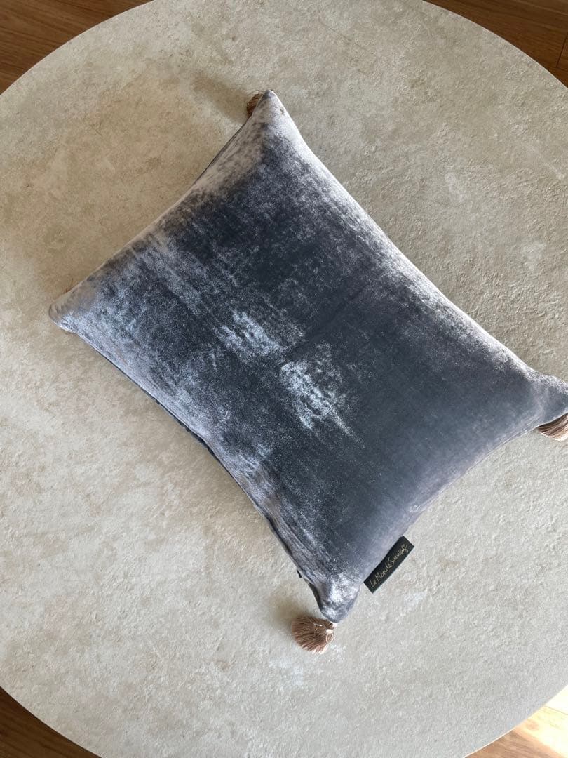 Le Monde Sauvage フリンジ付きベルベットクッション