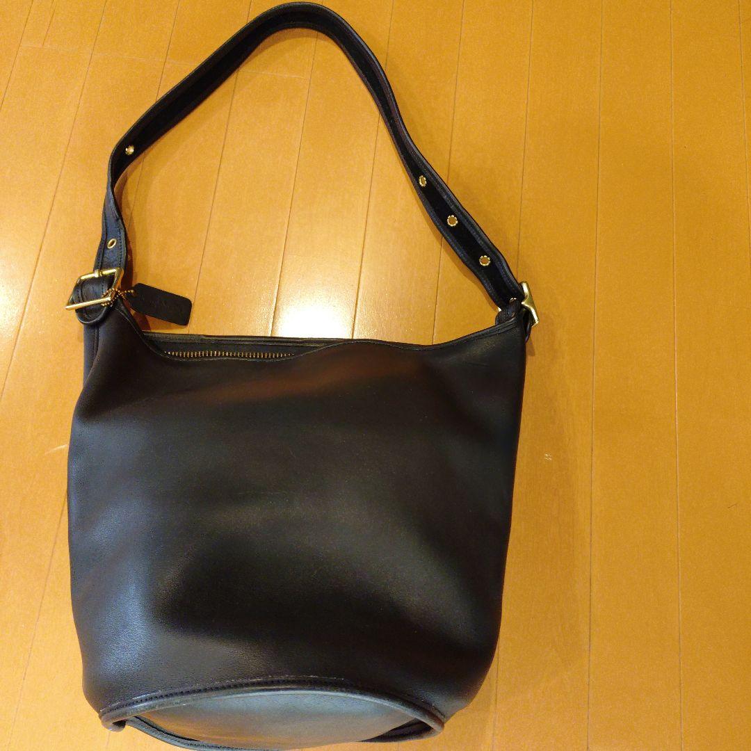 黒いレザーショルダーバッグ