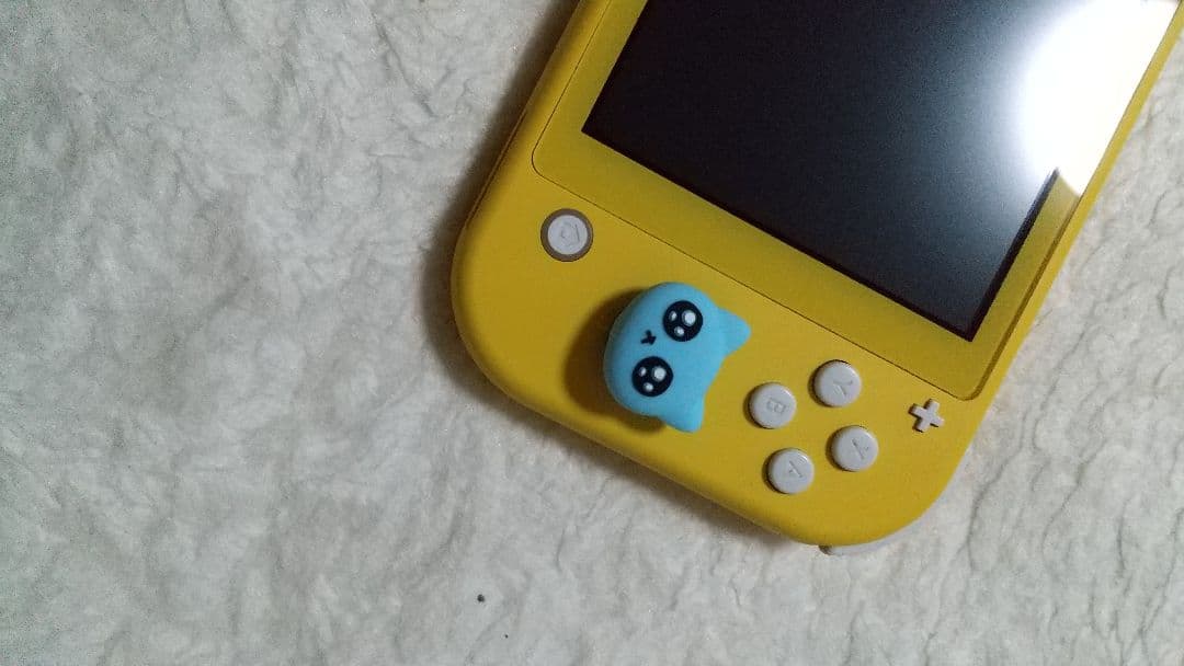 新品同様 NintendoSwitch Liteイエロー未使用に近いぴえんネコ