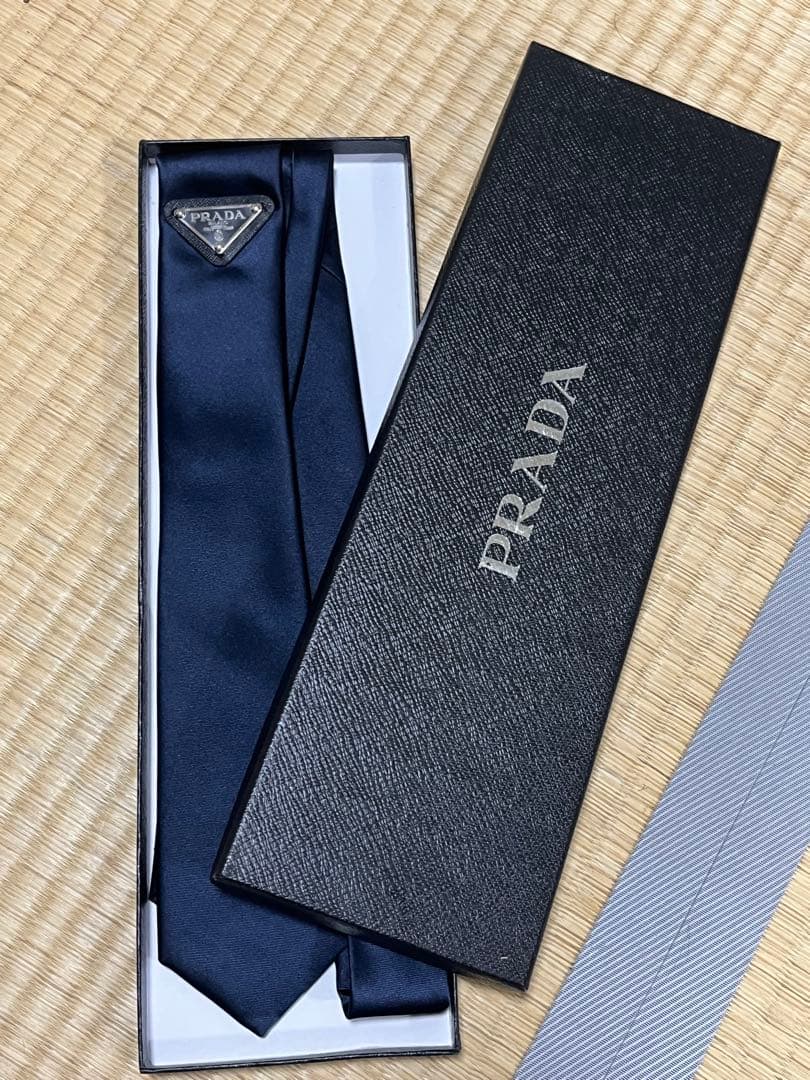 PRADA プレートネクタイ　ネイビー