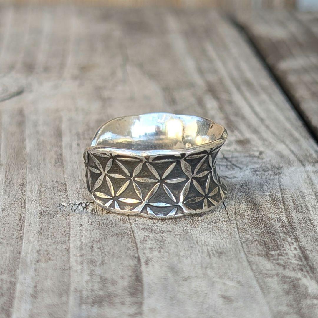 ハンドメイドのシルバーリング　インディアンジュエリー風　スタンプワーク