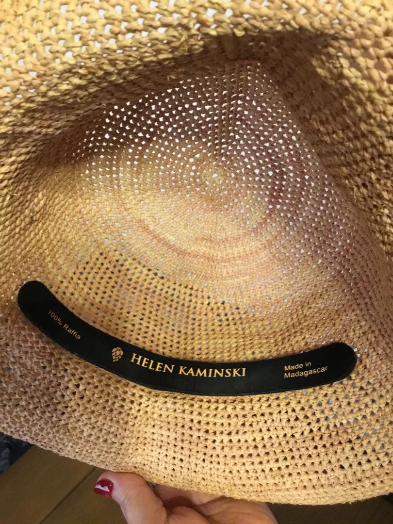 へレンカミンスキーの帽子とショルダーバッグ