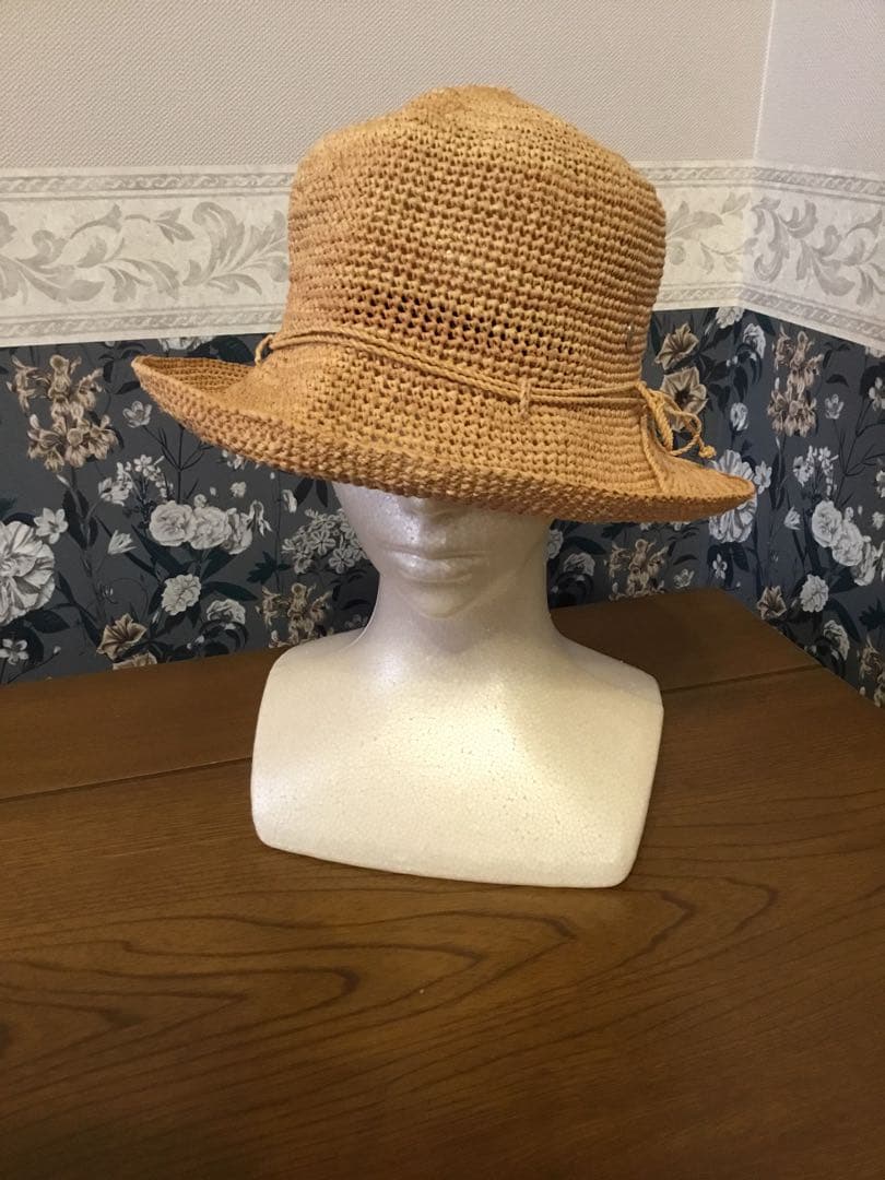 へレンカミンスキーの帽子とショルダーバッグ