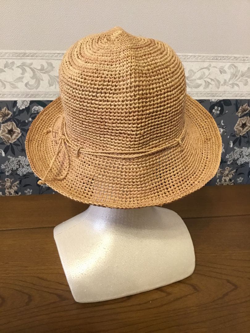 へレンカミンスキーの帽子とショルダーバッグ