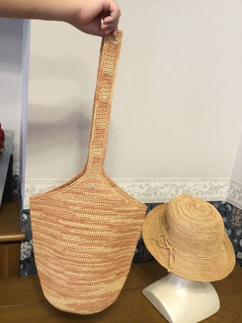 へレンカミンスキーの帽子とショルダーバッグ