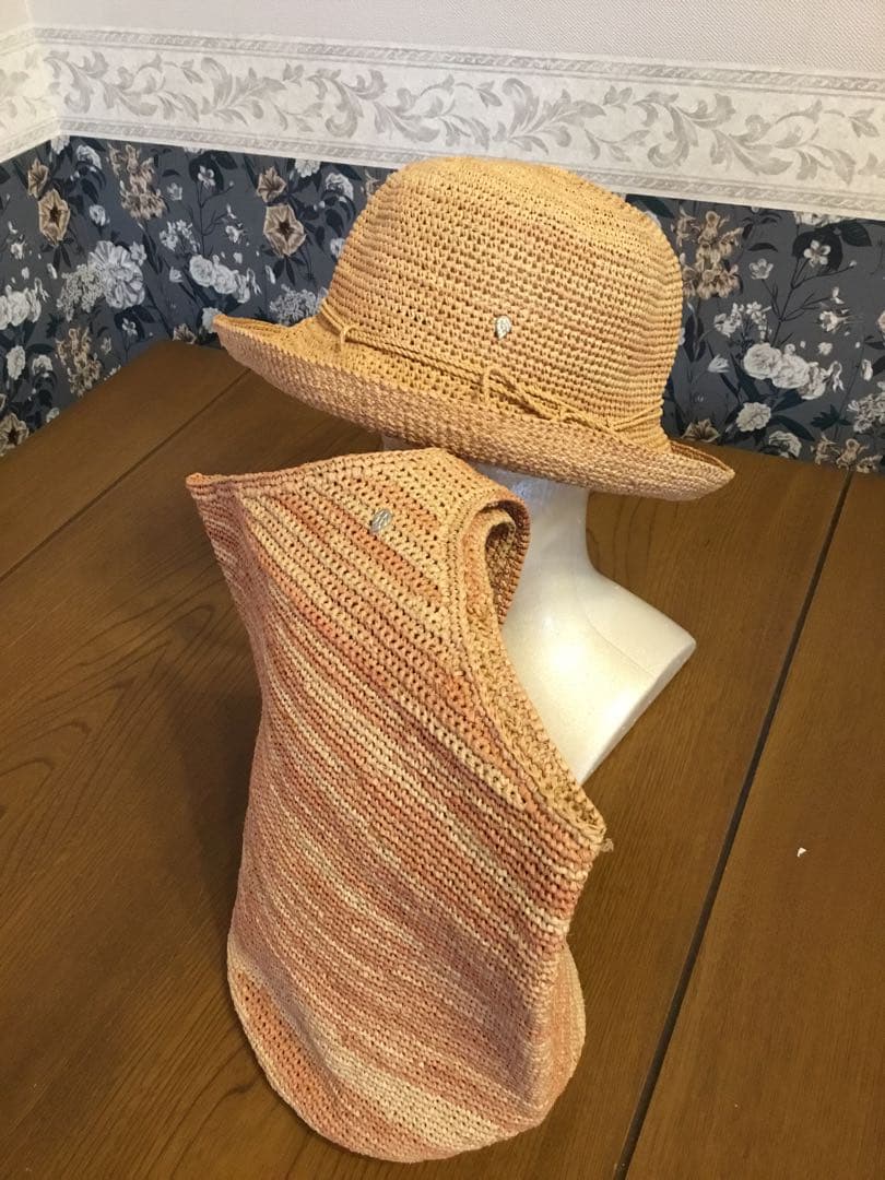 へレンカミンスキーの帽子とショルダーバッグ