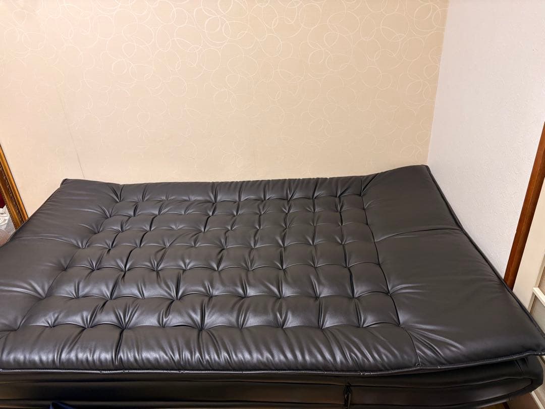 ニトリ　黒い合成皮革　ソファベッド