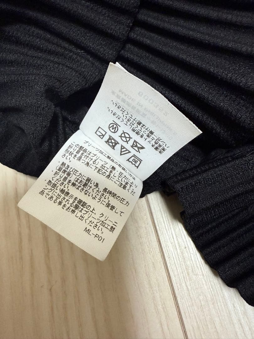 HOMME PLISSÉ ISSEY MIYAKE ブラック長袖カットソー