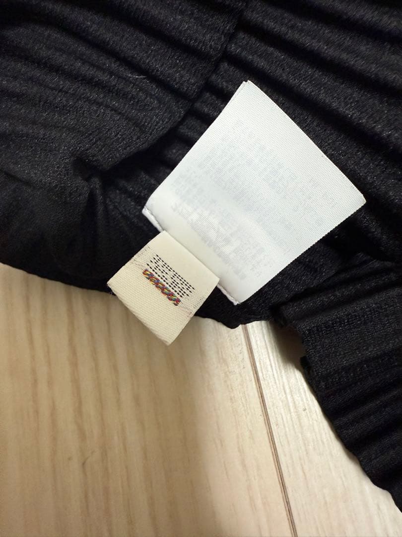 HOMME PLISSÉ ISSEY MIYAKE ブラック長袖カットソー