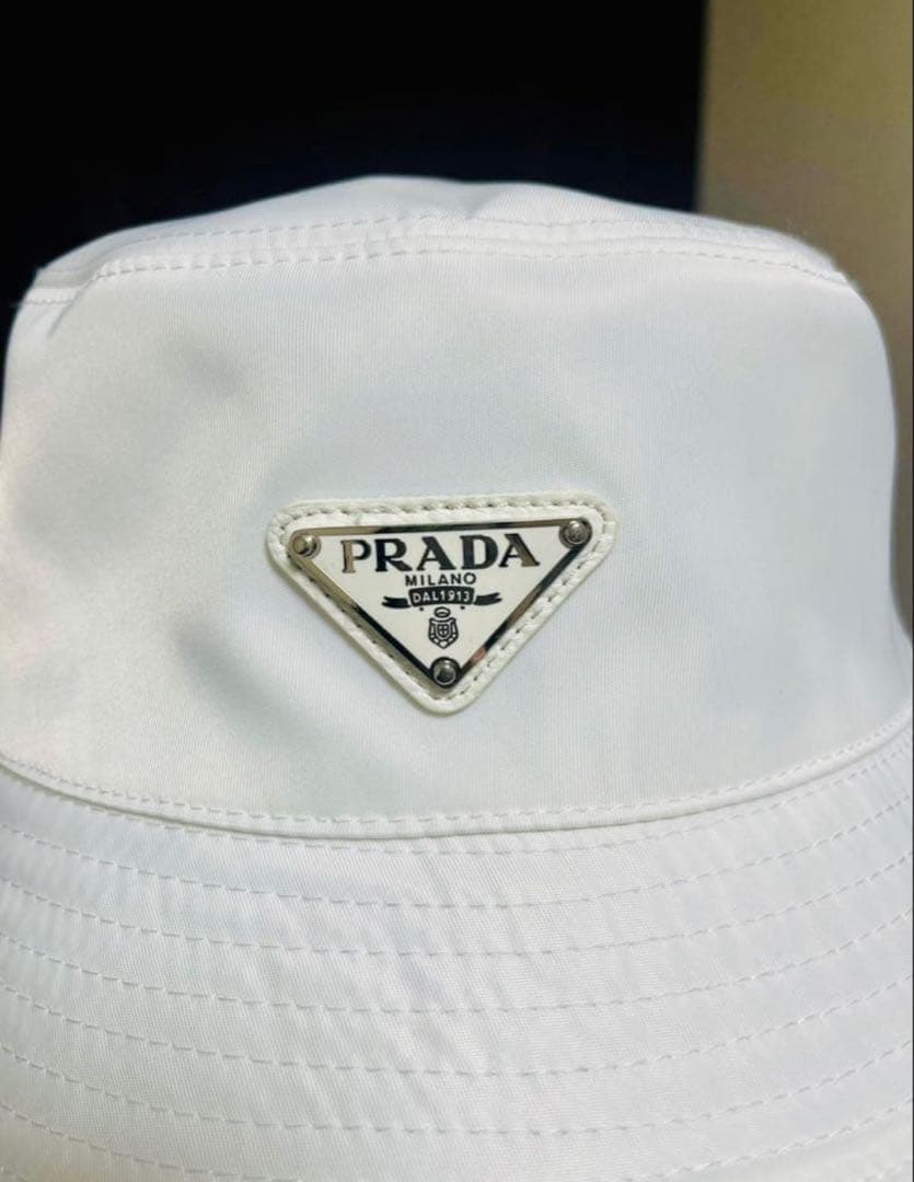 み*～様 ❤️超人気のPRADA ！あホワイト バケットハット 箱付き❤️
