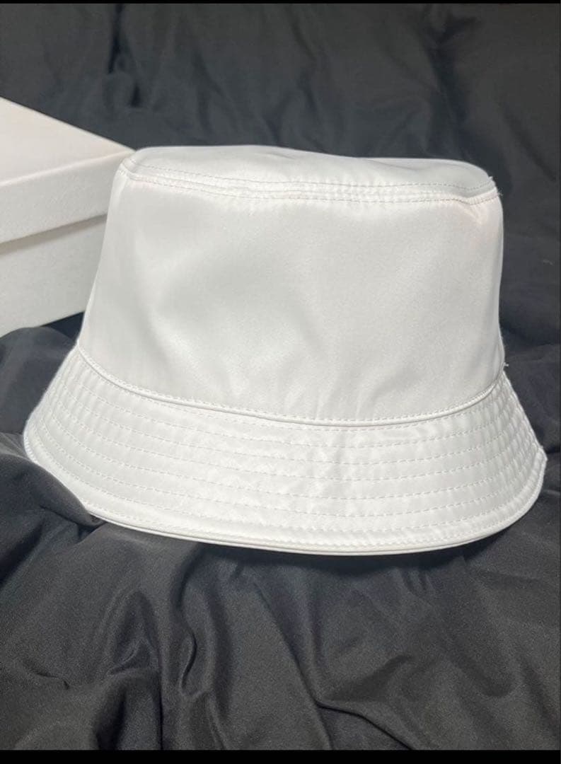 み*～様 ❤️超人気のPRADA ！あホワイト バケットハット 箱付き❤️