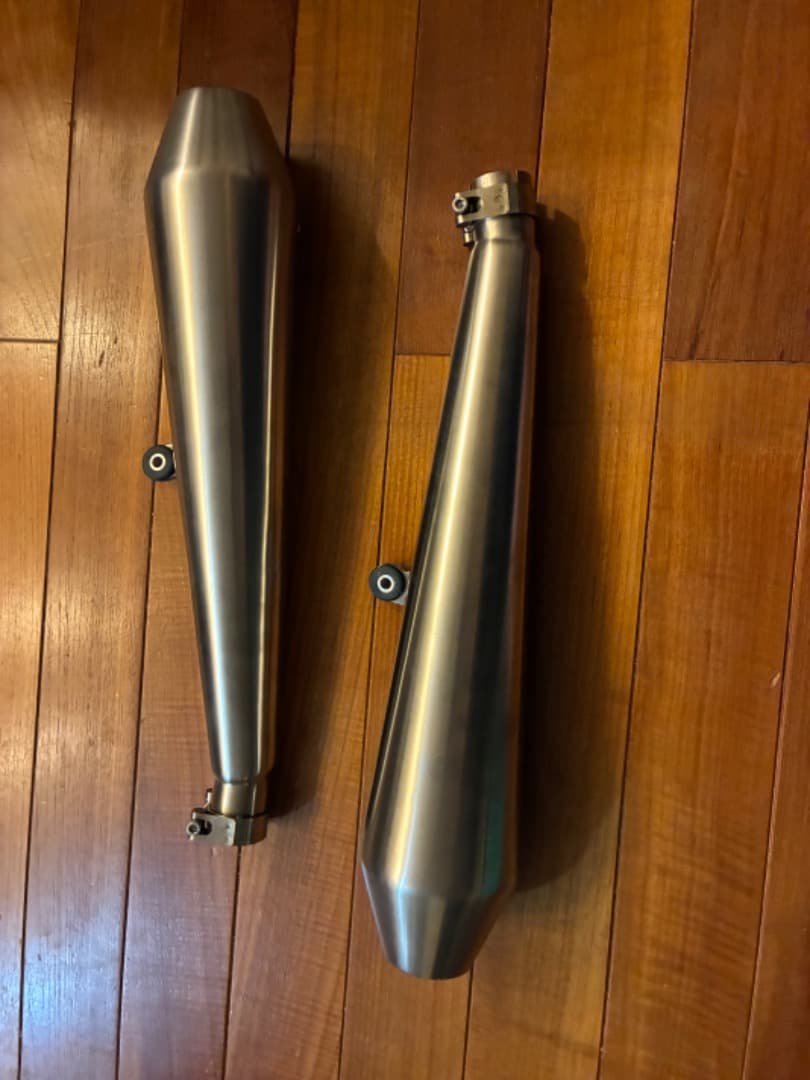 トライアンフ スラクストン1200R スリップオン マフラー 2本セット