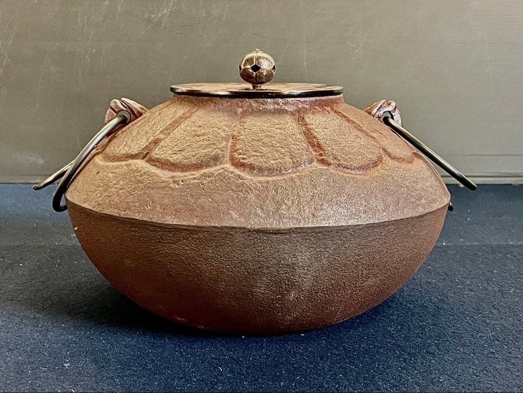 割引‼️「祖」 菊割釜 釜師 敬典 炉釜 共箱 茶道具 （1029B1）