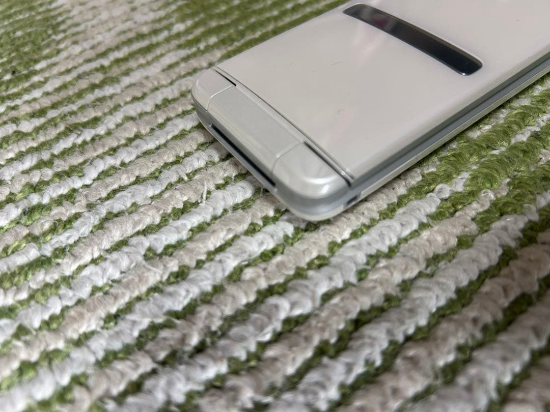 GRATINA KYF39 ホワイトシルバー折りたたみ式携帯電話 本体