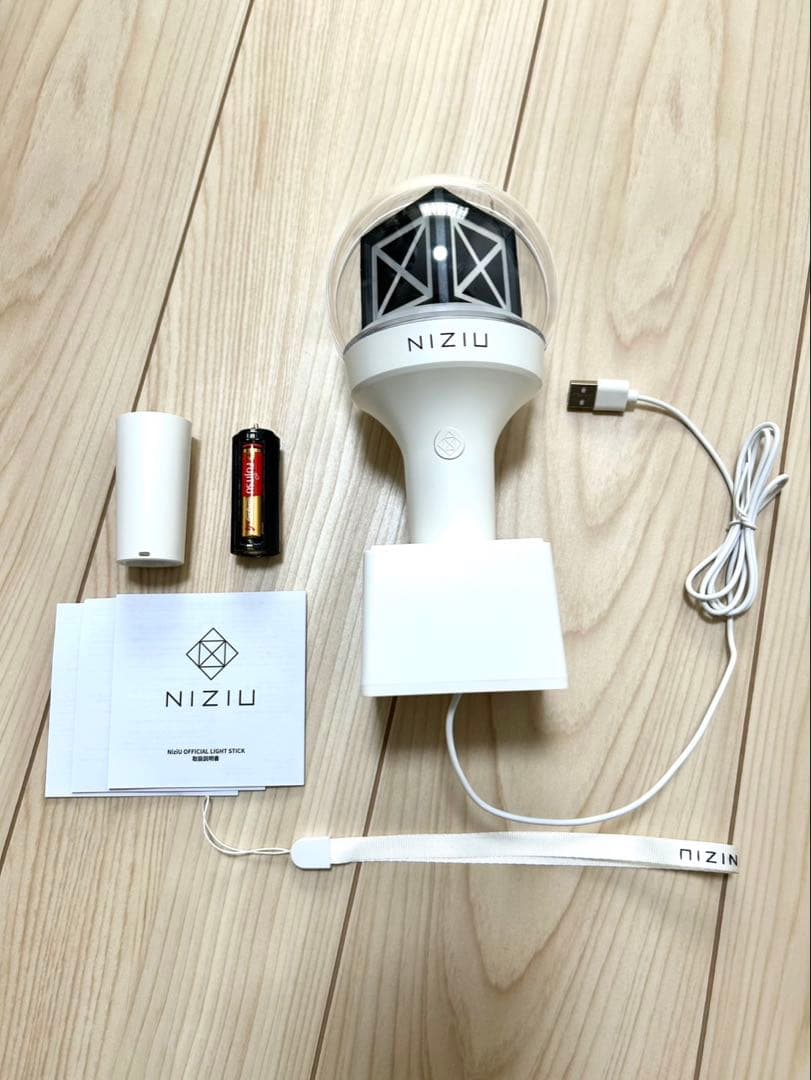 NiziU 公式ペンライト ストラップ付き