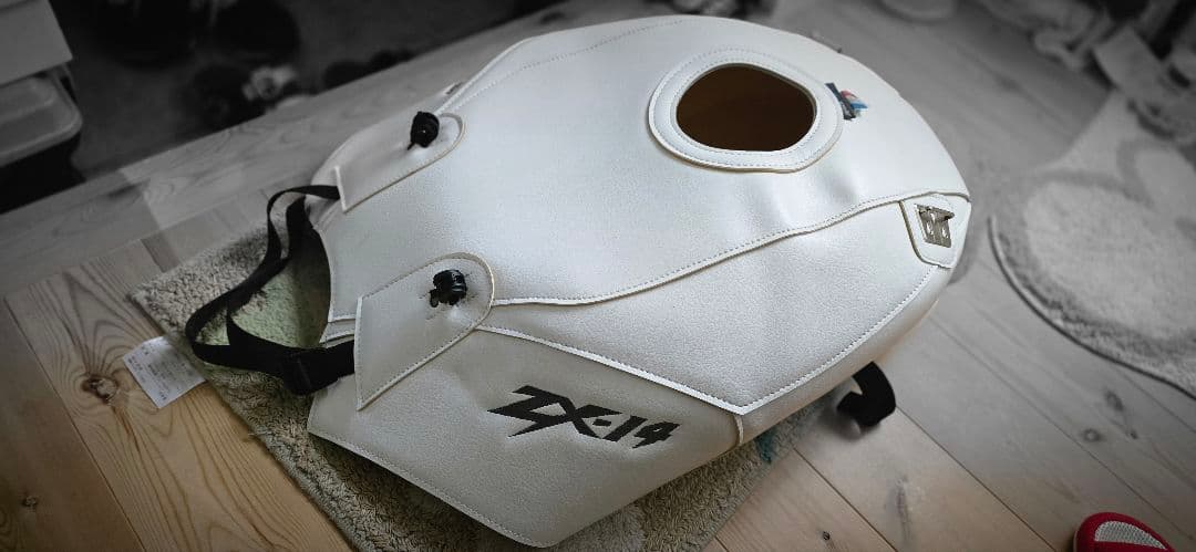 カワサキ　ＺＸ１４　バグスタータンクカバー　ホワイト中古