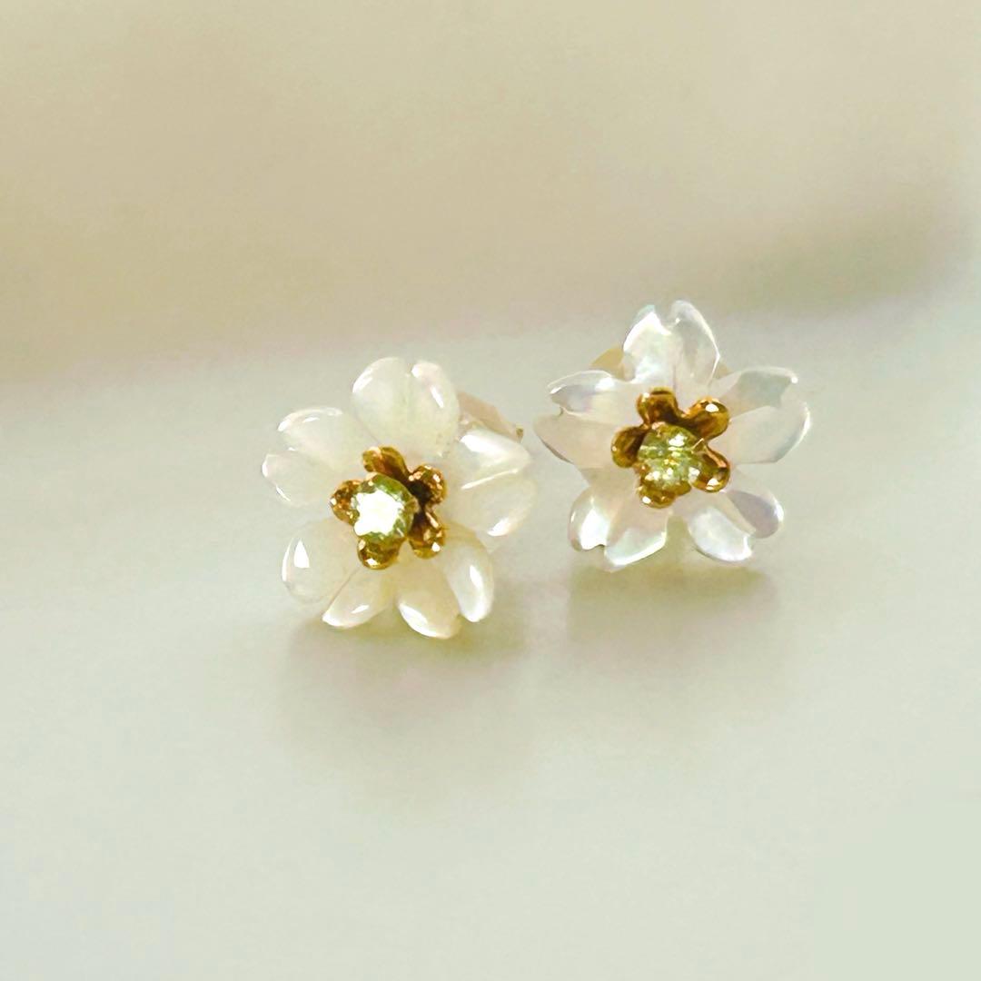 【cui-cui】K18YGシェル カラーストーン フラワー（ペリドット）