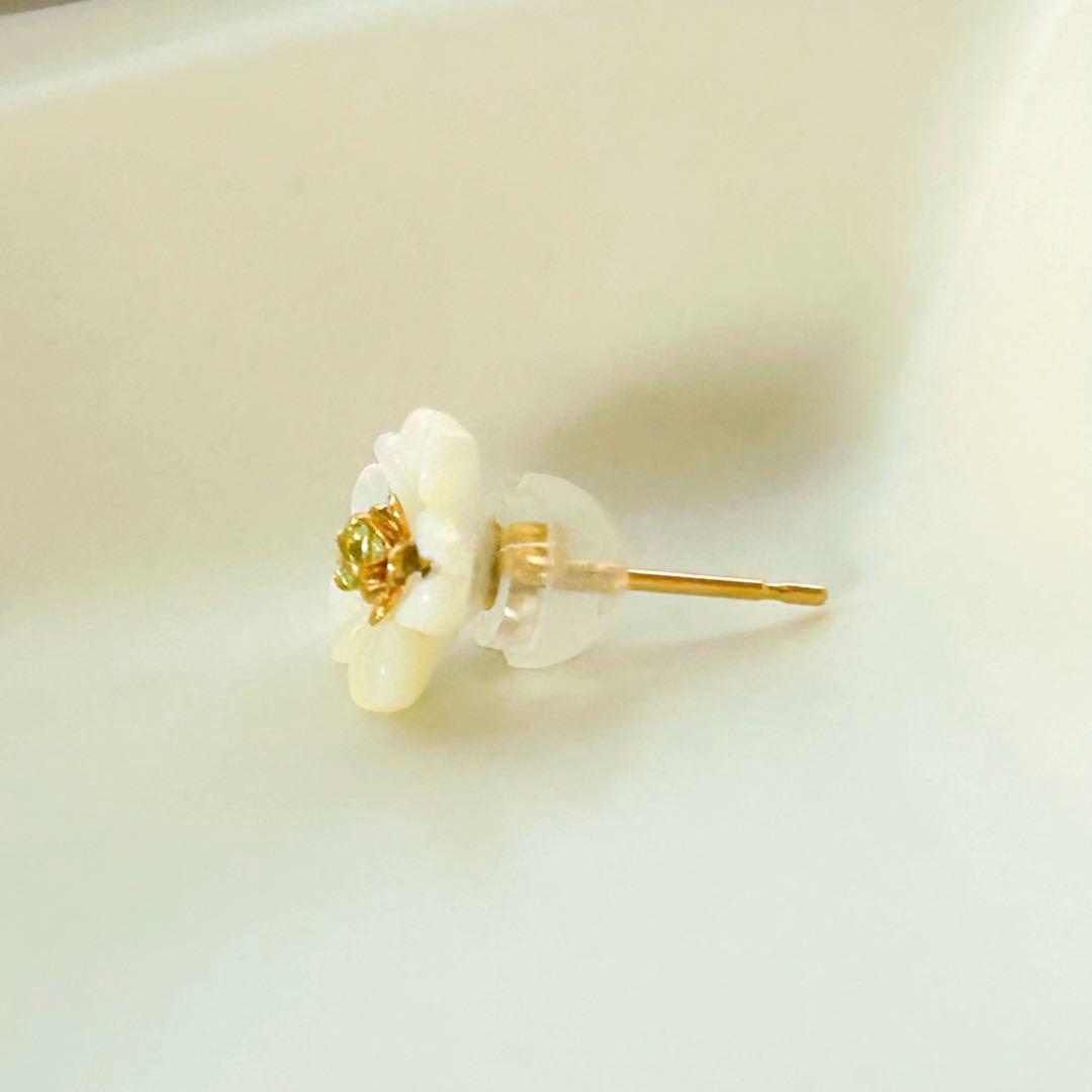 【cui-cui】K18YGシェル カラーストーン フラワー（ペリドット）