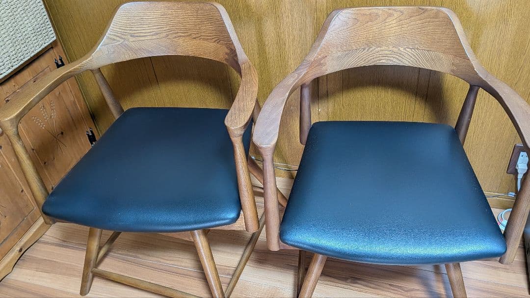 木製アームチェア