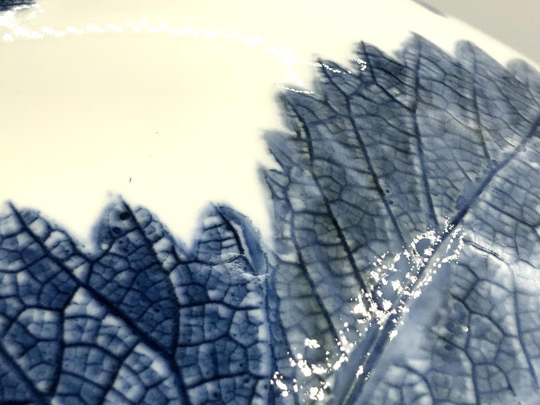 【 藤井朱明 作 白磁花瓶 】　29ｃｍ　浮彫　木の葉技法　有田焼