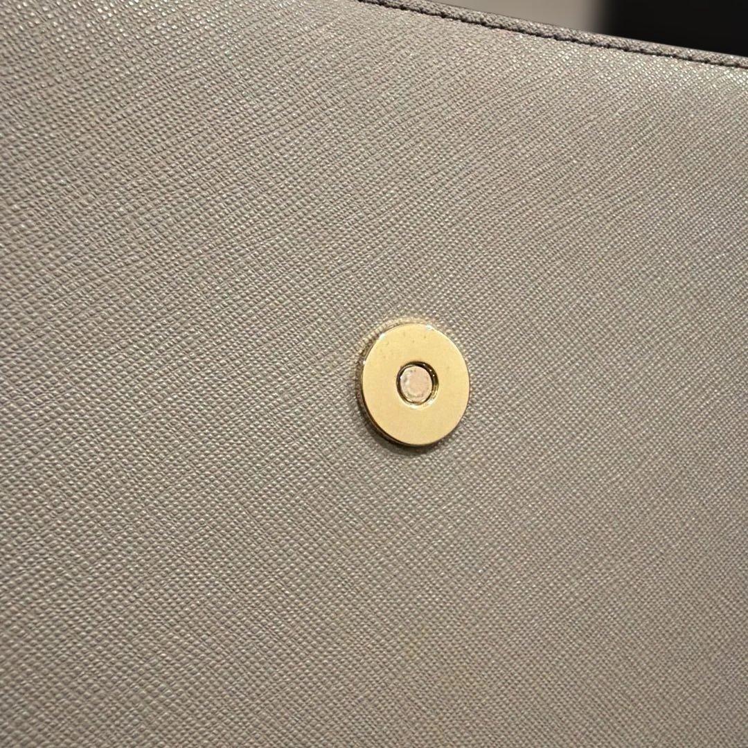 トリーバーチ　グレージュ　ショルダーバッグ　ゴールドチェーン